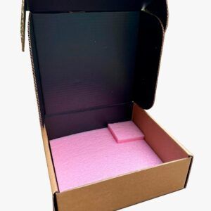 Caja o empaque de cartón personalizada tipo ecommerce con protección antiestática ESD por fuera de la caja y inserto en foam o eva en Guadalajara México