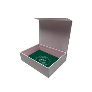 ESTUCHE DE LUJO PARA JOYERÍA. CAJA BASE Y MEDIO COVER RÍGIDO, CON CIERRE MAGNÉTICO FORRADA CON PAPEL TEXTURIZADO, CON IMPRESIÓN DIGITAL.