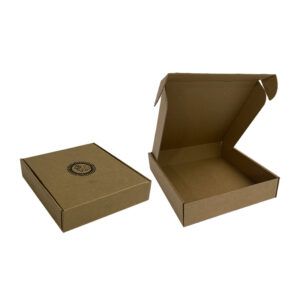 Comercialización, fabricación y distribución de empaques o cajas de cartón personalizadas para envíos ecommerce tipo pizzera para unboxing en papel kraft con impresión en negro en la cara externa de la caja en alto y bajo volumen en Guadalajara Zona Industrial