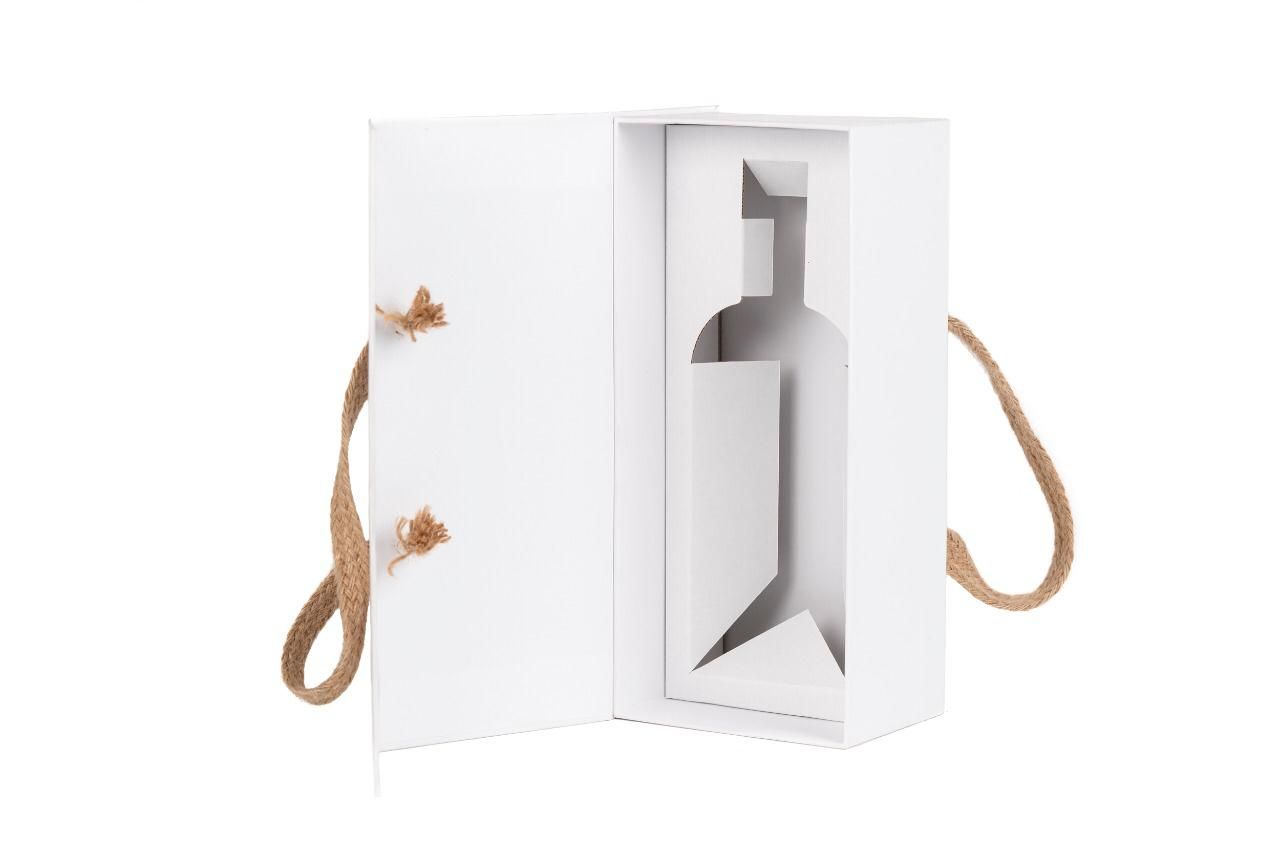 ESTUCHE DE LUJO PREMIUM PARA TEQUILA CON AGARRADERA Caja rígida de cartón con asa de fibra y inserto de la forma de la botella para mezcal en México