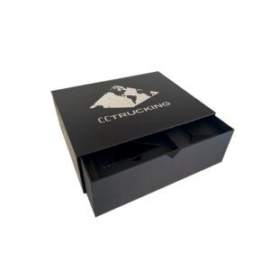 CAJA RÍGIDA CON BASE Y FUNDA (TIPO CAJÓN) CON INSERTO EN MICRO CORRUGADO, FORRADA CON PAPEL DE LINEA/TEXTURIZADO TIPO PIEL MATE NEGRO CON LOGO EN IMPRESIÓN DIGITAL