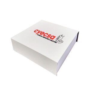 CAJA RÍGIDA CON BASE Y MEDIO COVER CON INSERTO EN MICRO CORRUGADO Y EN EVA CON CIERRE MAGNÉTICO, FORRADA CON PAPEL DE LINEA CON LOGO EN IMPRESIÓN DIGITAL EN TAPA POR DENTRO Y FUERA