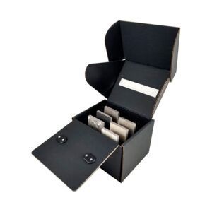 CAJA DE CARTÓN CORRUGADO AUTOARMABLE FLAUTA B/C, CON ASA PLÁSTICA CON INSERTO. CATALOGO DE MUESTRA PARA LA INDUSTRIA DE LA CONSTRUCCIÓN COMO TELAS, ALFOMBRAS, GRANITO, PISOS, PINTURAS, ETC.