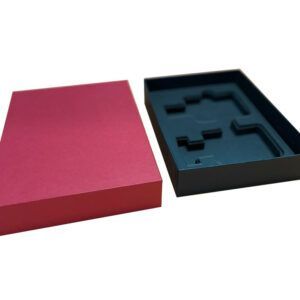 Estuche o caja de cartón rígida formada con una base color negro y una tapa roja con un inserto para alguna muestra