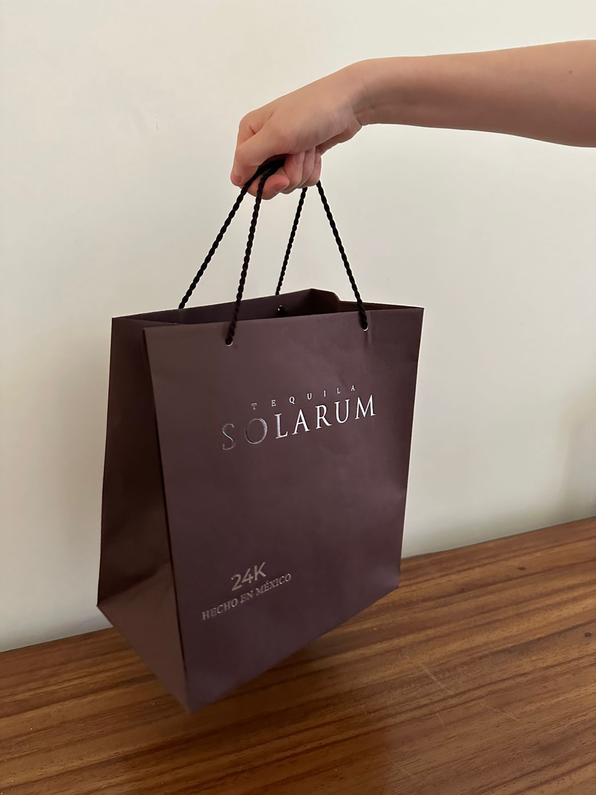 luxury bags Bolsas de papel con asas para packaging elegante y sostenible