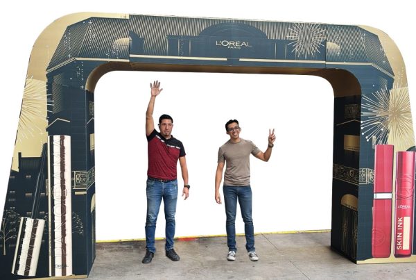 Exhibidor de cartón tipo arco