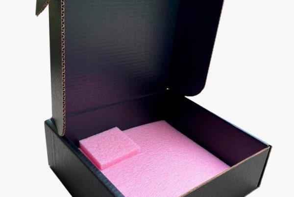 Caja o empaque de cartón personalizada tipo ecommerce con protección antiestática ESD por dentro y fuera de la caja y inserto en foam o eva en Guadalajara Zona industrial